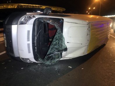 Sarıyer'de Lastiği Patlayan Panelvan Minibüs Devrildi Açıklaması 2 Yaralı