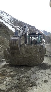 Yüksekova'da Heyelan Sonucu Yola Kaya Parçaları Düştü