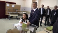 DÜNDAR TAŞER - Başkan Mehmet Tahmazoğlu Ailesiyle Birlikte Oyunu Kullandı