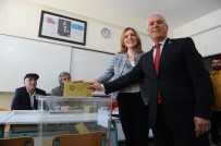 MUSTAFA BOZBEY - Bursa Büyükşehir Belediye Başkan Adayı Mustafa Bozbey Oyunu Kullandı