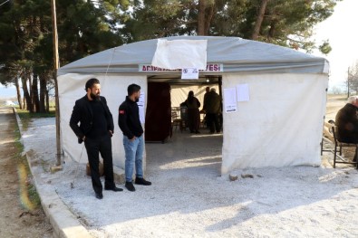 Depremzede Seçmenler Oyunu Çadırda Kullandı