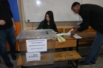GÜVENLİK GÖREVLİSİ - Diyarbakır'da Oy Verme  İşlemi Başladı