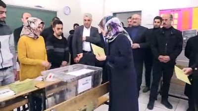 'Herkes Demokratik Hakkını Kullanmak İçin Sandığa Koşuyor'