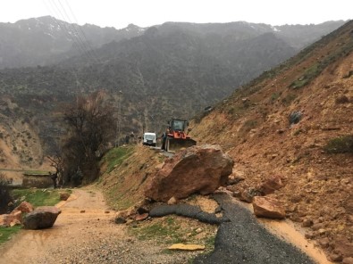 Heyelan Grup Köy Yolunu Kapattı, Seçmenler Yolda Kaldı