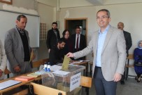 SEÇİM SÜRECİ - Kaymakam Pişkin Ve Başkan Şahin Oyunu Kullandı