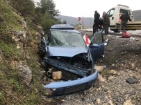 Otomobil Kamyonetle Çarpıştı Açıklaması 2'Si Ağır 5 Yaralı