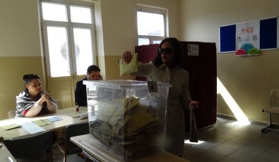 Oy Kullanan Avşar Kızı Mührü Kabinde Unuttu