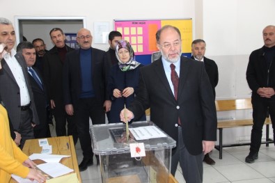 Sağlık Eski Bakanı Akdağ Ve Başkan Sekmen Oyunu Kullandı