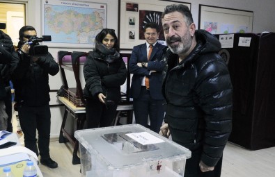 Ünlü İsimler De Sandık Başında