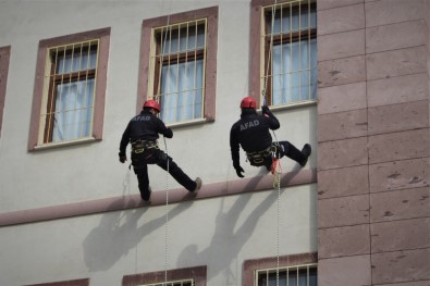 AFAD'tan Okulda Deprem Ve Yangın Tatbikatı