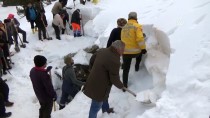 Bin 700 Rakımlı Dağdaki Deliğe Kar Depoladılar Haberi