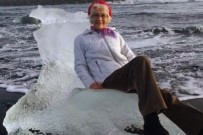 FENOMEN - Buz Üstünde Poz Veren 77'Lik Nineyi Dalgalar Alıp Götürdü