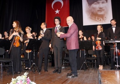Çetin Emeç Kartal'da Senfoni Orkestrası Konseri İle Anıldı