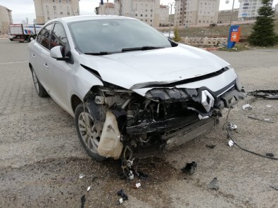 Hafif Ticari Araç İle Otomobil Çarpıştı Açıklaması 3 Yaralı