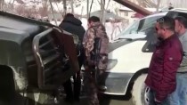 DURANKAYA - Hakkari'de Yolda Mahsur Kalan Kamyoneti, Polisler Kurtardı