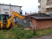 ÇÖP EV - Körfez'de Vatandaşların Şikayet Ettiği Bina Yıkıldı