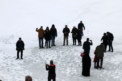 Tatilciler, Fotoğraf Çekmek İçin Buz Tutan Gölün Üzerine Çıktılar