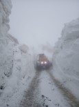 KAR KALINLIĞI - Yüksekova'da  Yüksek Kesimlerde  Kar Mücadelesi