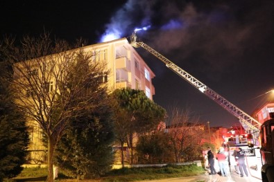 5 Katlı Binanın Çatısında Çıkan Yangın Mahalleliyi Sokağa Döktü