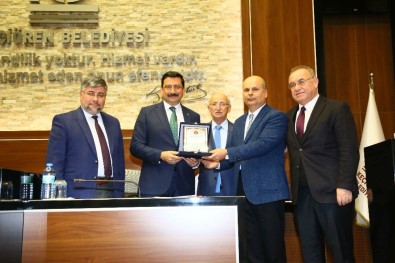 Başkan Ak'dan Meclis Üyelerine Teşekkür Plaketi