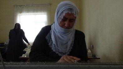 Kursiyerler Hem Çeyiz Hazırlıyor Hem De Para Kazanıyor