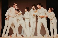 NECATI ŞAHIN - Sui Generis Tiyatro ''12 Öfkeli'' Oyunuyla İzleyicilerle Buluştu