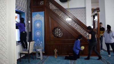 Üniversite Öğrencilerinden Gönüllü Cami Temizliği