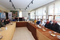 FATIH ÜRKMEZER - Ürkmezer Belediye Personelleri İle Yemekte Buluştu