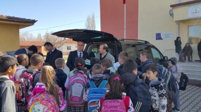 Altıntaş'ta İlk Ve Ortaokula 300 Kitap Bağışı