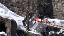 KAR YIĞINLARI - Dağcılar Kalede Kar Temizliği Yaptı