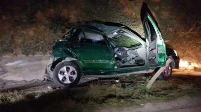 Hafriyat Kamyonunun Çarptığı Otomobil Takla Attı Açıklaması 4 Yaralı