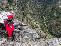 DEMIRCILI - Kayalıklarda Mahsur Kalan Keçiler AKUT Ekiplerince Kurtarıldı