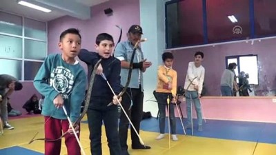 Kırgız Gazi, Çocuklara Ata Sporu Okçuluğu Öğretiyor