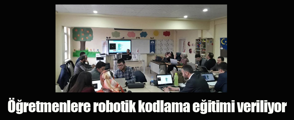Öğretmenlere robotik kodlama eğitimi veriliyor
