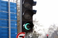 YEŞİLAY HAFTASI - (Özel)  'Hilal' Şeklini Alan Trafik Işıkları Sürücülerin Dikkatini Çekti