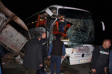 Yolcu otobüsü tıra çarptı: 20 yaralı