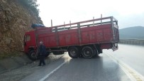 AYHAN KARABULUT - Bilecik'te Trafik Kazası, 5 Kişi Yaralandı