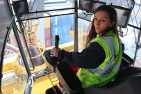 YARıMCA - Bu Limanda Tonlarca Ağırlıktaki Yükler Ojeli Parmaklara Emanet