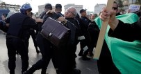 ANAYASA MAHKEMESİ - Buteflika'nın Cumhurbaşkanlığı Adaylığı Protesto Edildi