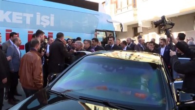 Cumhurbaşkanı Yardımcısı Oktay'dan Taksi Durağına Ziyaret