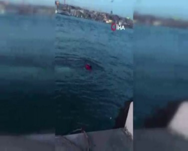 Eminönü'nde Otomobil Denize Uçtu Açıklaması 1'İ Çocuk 2 Kişi Kurtarıldı