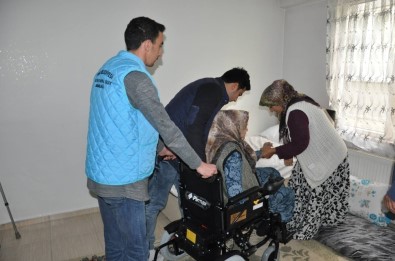 Engellilere Akülü Ve Tekerlekli Sandalye Dağıtıldı