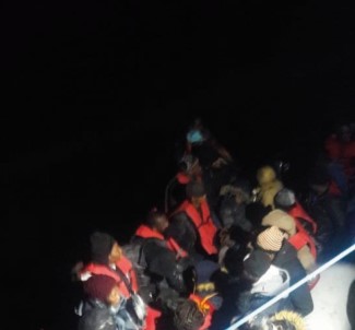 Kuşadası Körfezi'nde Bindikleri Lastik Bot Su Alan 3'Ü Çocuk 11 Kaçak Göçmen Kurtarıldı