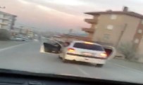 TEHLİKELİ YOLCULUK - Otomobilin Kapılarını Açarak Trafiği Tehlikeye Düşürdü