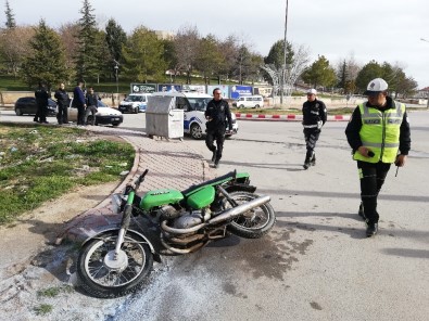 Sahibi Tarafından Ateşe Verilen Motosikleti Polis Söndürdü