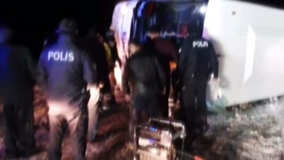 Sivas'ta Yolcu Otobüsü Devrildi