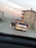 TEHLİKELİ YOLCULUK - Trafik Magandası Yolda Aracın Kapıları Açık Şekilde İlerledi