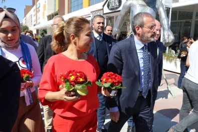 AK Parti Genel Başkan Yardımcısı Ünal, Antalya'da Kadınlara Çiçek Hediye Etti