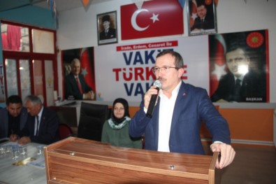 AK Parti'li Aydemir Ve Yavaş Sarıgöl'de Kadınlara Karanfil Dağıttı