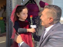 AK Parti Piraziz Belediye Başkan Adayı Uğur Melikoğlu Kapı Kapı Gezerek Kadınlara Karanfil Dağıttı Haberi